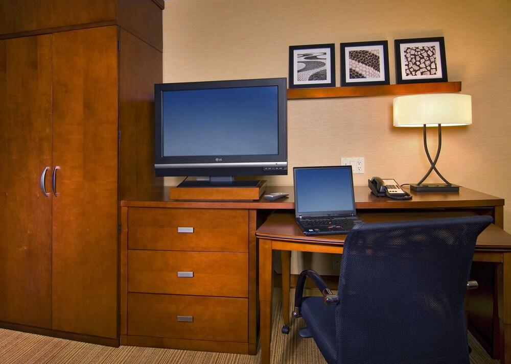 Courtyard Granville 3*
