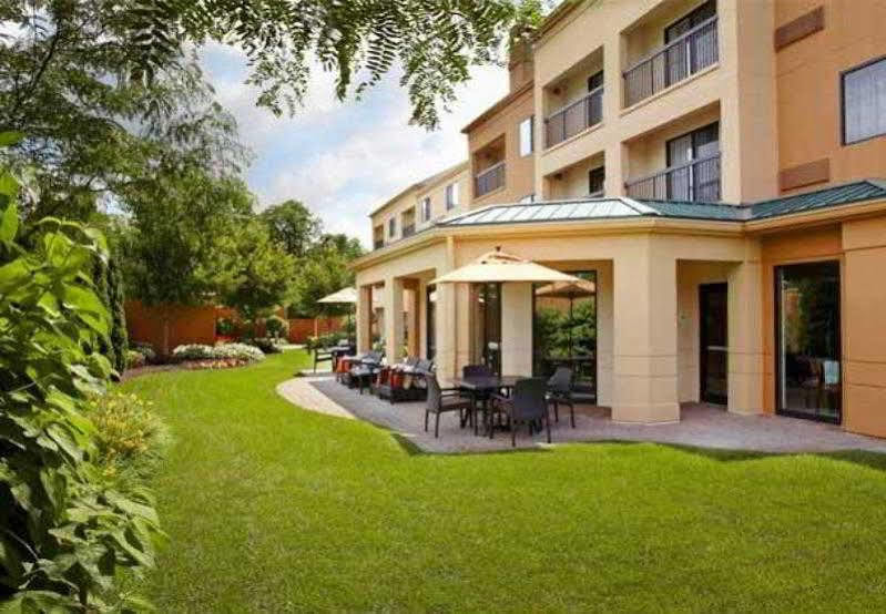 Courtyard Granville Hotel 3*